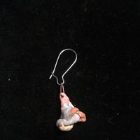 Orecchino con piccolo gnometto in ceramica
