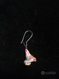 Orecchino con piccolo gnometto in ceramica