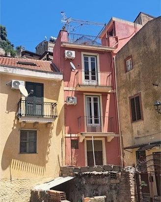 Casa indipendente su più livelli Mili San Pietro