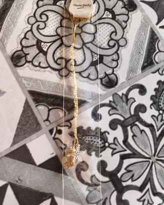 Collana con catenina dorata di bigiotteria