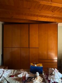 Armadio grande e spazioso in legno vero
