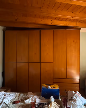 Armadio grande e spazioso in legno vero