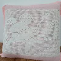 Cuscino con pizzo artigianale all'uncinetto