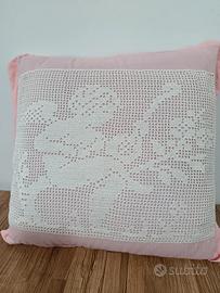 Cuscino con pizzo artigianale all'uncinetto