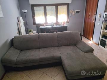 Divano tre posti grigio con chaise longue