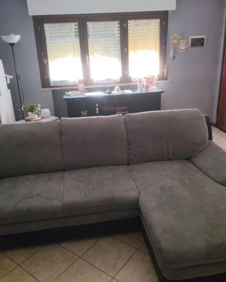 Divano tre posti grigio con chaise longue