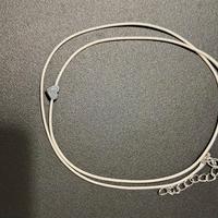 Cavigliera bianca con ciondolo a forma di cuore