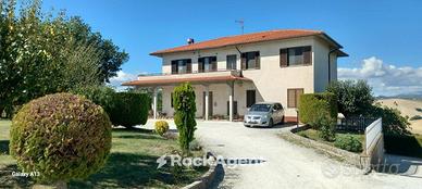 Villa di 307 m² con più di 5 locali e box auto a A