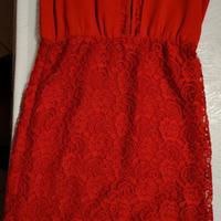 Vestito corto rosso con pizzo e colletto elegante