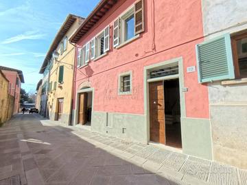 Casa indipendente di 100 m² con 5 locali e box aut