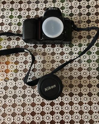 Nikon F50 con obiettivo Nikkor AF 35-80