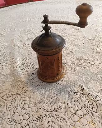 Antico macinacaffè a colonna TRE SPADE