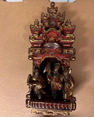 Tempio in legno laccato oro di origine cinese
