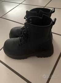 Anfibi neri comodi stile moderno