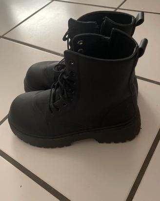 Anfibi neri comodi stile moderno