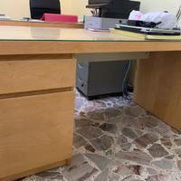Scrivania in legno chiaro