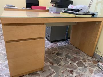 Scrivania in legno chiaro
