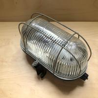 Luce da esterni in vetro con griglia