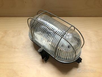 Luce da esterni in vetro con griglia