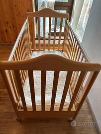 Lettino in legno per bambini