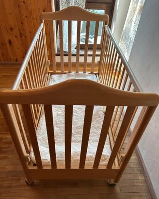 Lettino in legno per bambini