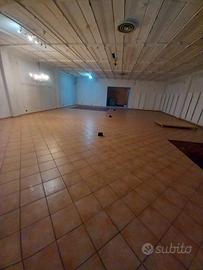 Locale commerciale 350mq vicino all'outlet