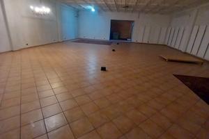 Locale commerciale 350mq vicino all'outlet