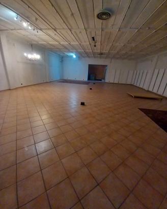 Locale commerciale 350mq vicino all'outlet