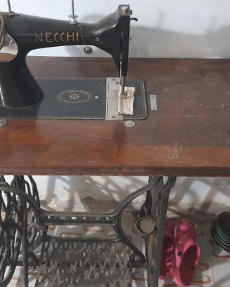 Macchine da cucire antiche e modernariato.