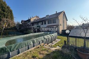 SPLENDIDA VILLA A SCHIERA CON AMPIO GIARDINO!