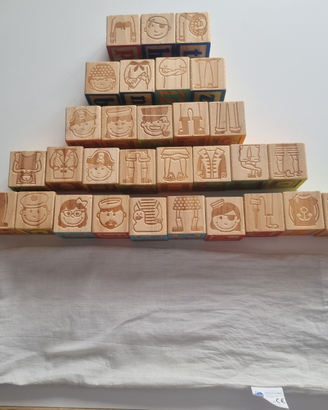Gioco in legno con numeri e lettere