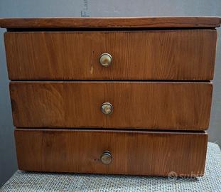 piccola cassettiera con 3 cassetti