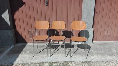 Tre sedie in formica