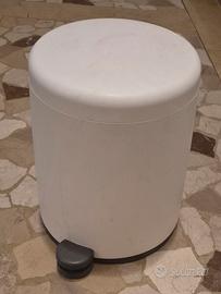 pattumiera in plastica con pedale 