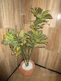 Pianta finta con vaso tipo anfora