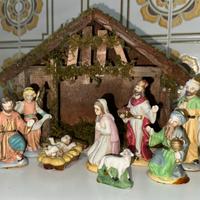 Presepe con capanna legno e 8 statuette ceramica