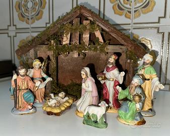 Presepe con capanna legno e 8 statuette ceramica
