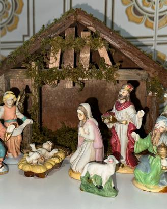 Presepe con capanna legno e 8 statuette ceramica