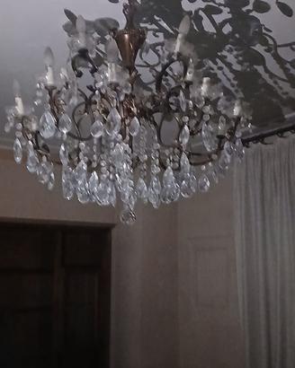 Lampadario classico con gocce in cristallo