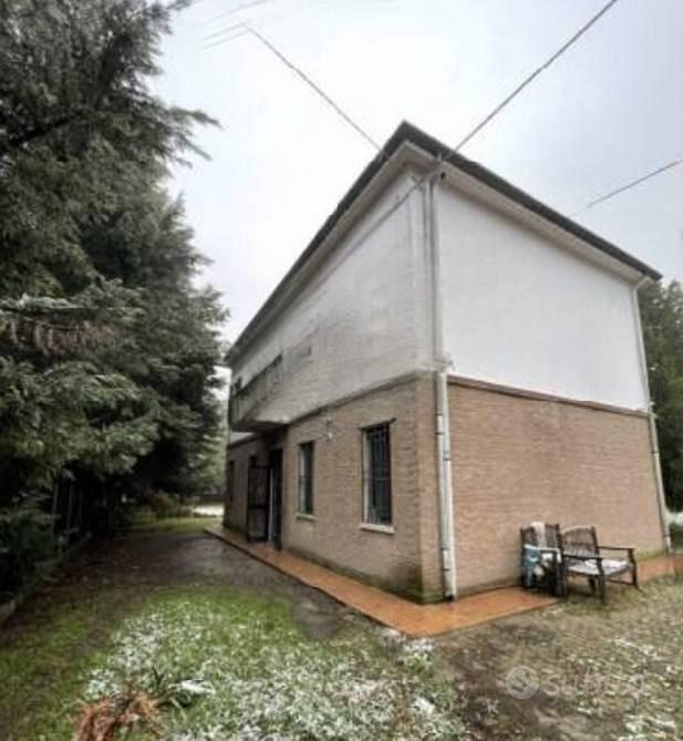 Immobile in asta di 540 m² con 5 locali a Ferrara
