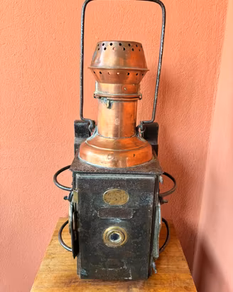 Antica lantetna a petrolio da locomotiva a vapore