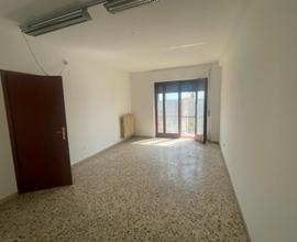 Stanza uso ufficio in appartamento zona centrale