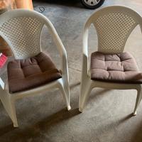 Numero due sedie da giardino con cuscini