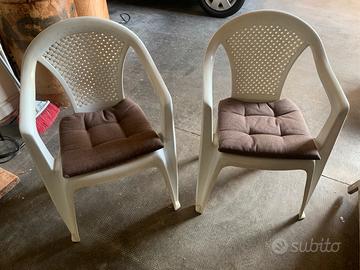 Numero due sedie da giardino con cuscini