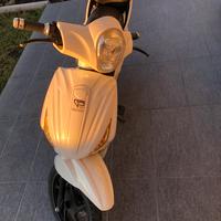 Bicicletta scooter elettrico bianco con pedali