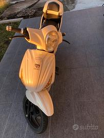 Bicicletta scooter elettrico bianco con pedali