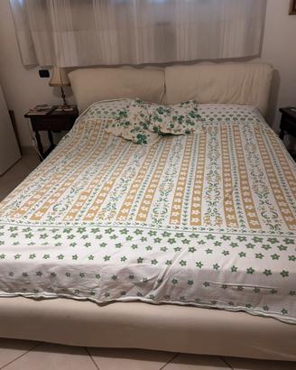 Letto matrimoniale con testiera in tessuto