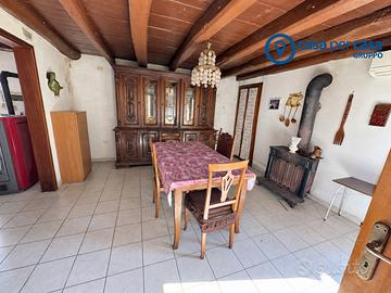 Casa di testa con ampio magazzino ed area boschiva