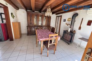 Casa di testa con ampio magazzino ed area boschiva