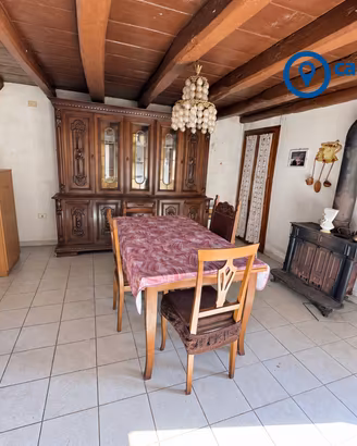 Casa di testa con ampio magazzino ed area boschiva